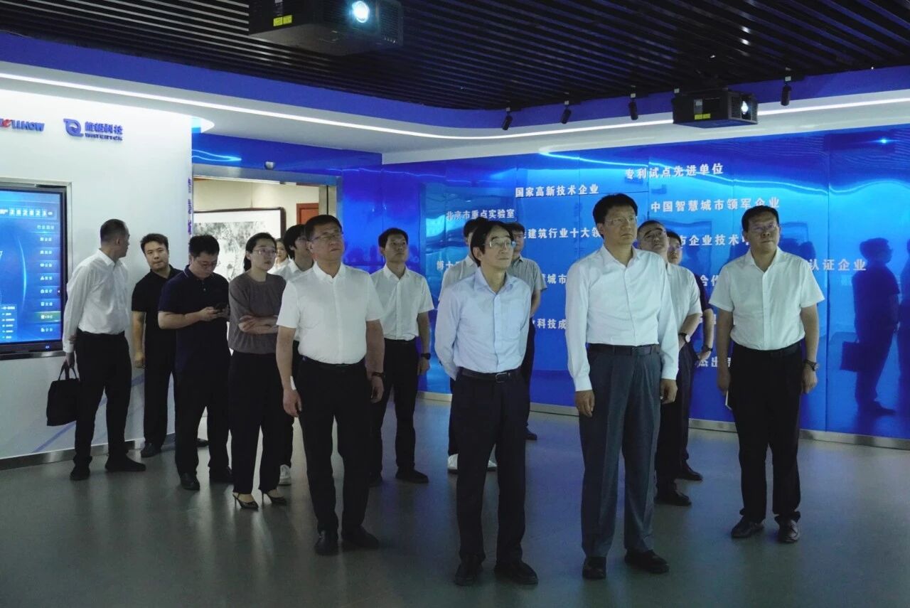 南昌市委副书记、市长高世文调研瓦力游戏科技—以AI赋能韧性城市建设情况